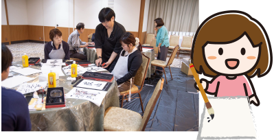 書道家の先生から説明を受ける体験会の様子